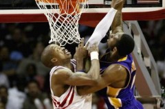 字母哥夹在雄鹿队与希腊国家队之间：篮球资源分配难题与战略抉择