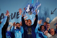 场边视角：阿切尔比补时进球扳平比分，脱衣庆祝点燃全场激情